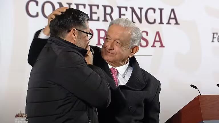 AMLO cumple promesa y rifa el reloj en su última mañanera.