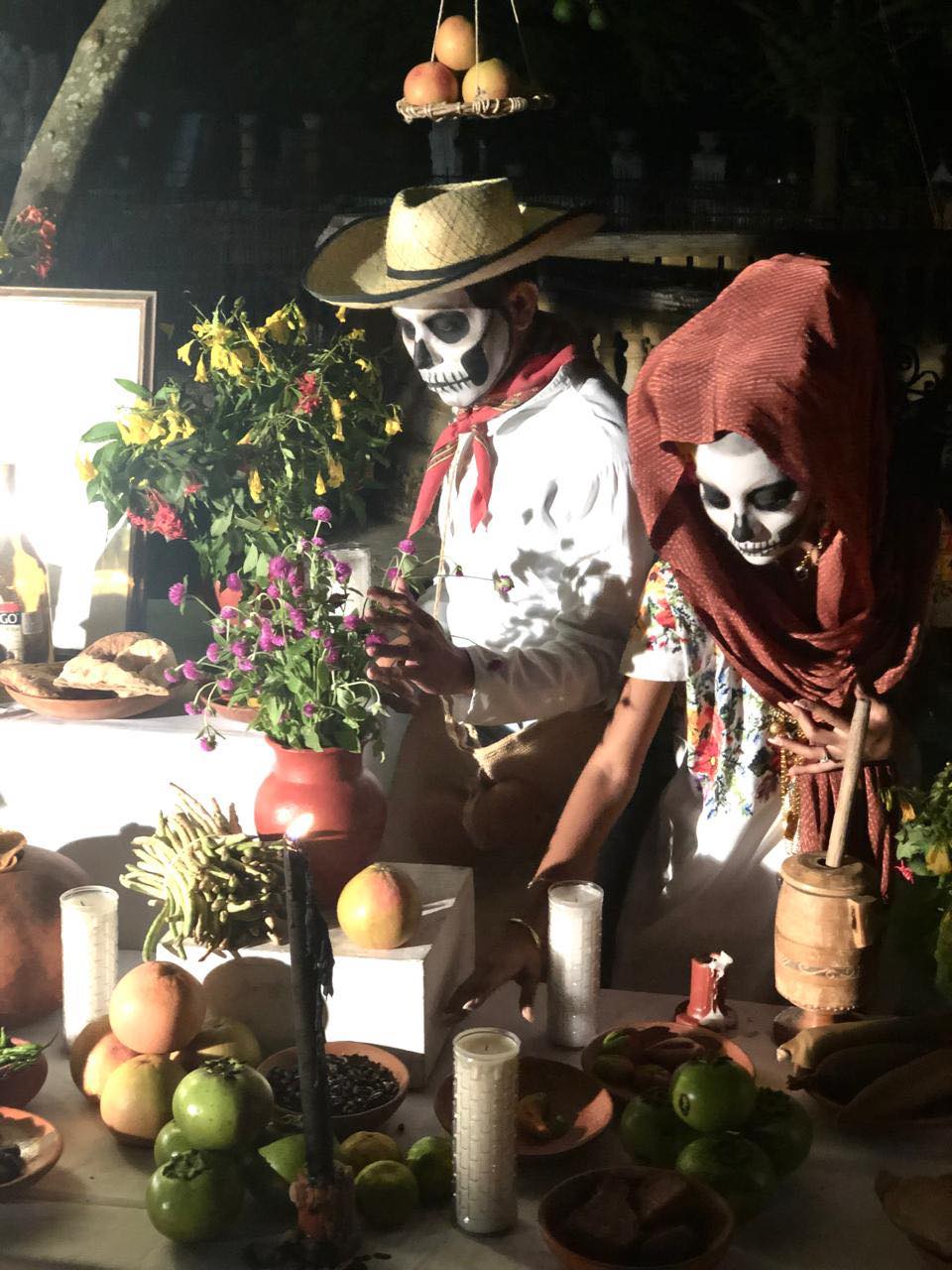 Los elementos que llevan los altares son: