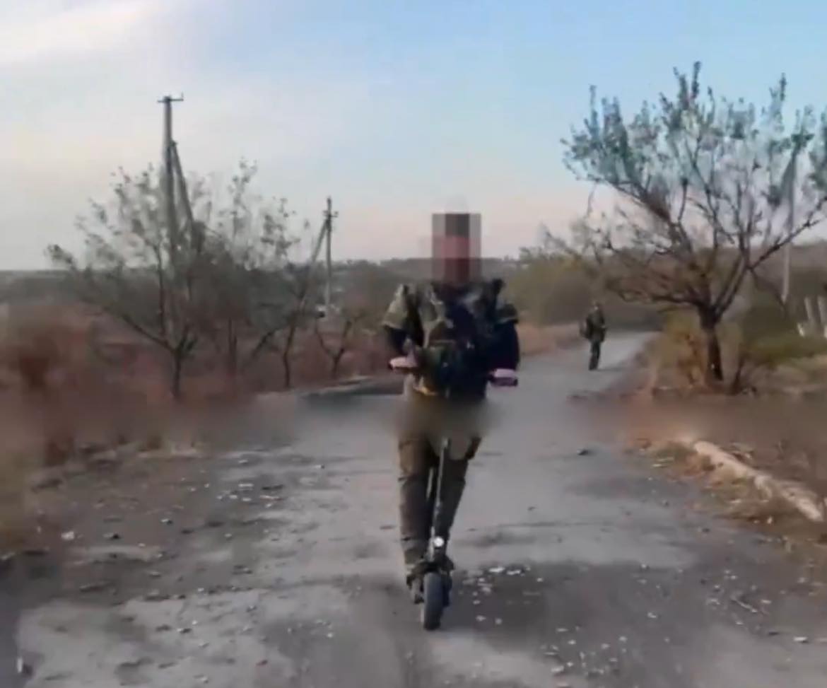 Soldados rusos llegan al frente en patinetes eléctricos