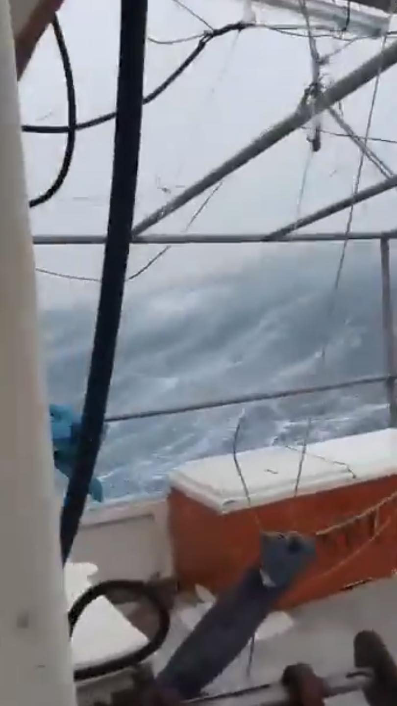 Pescadores pasan el huracan Milton en el mar