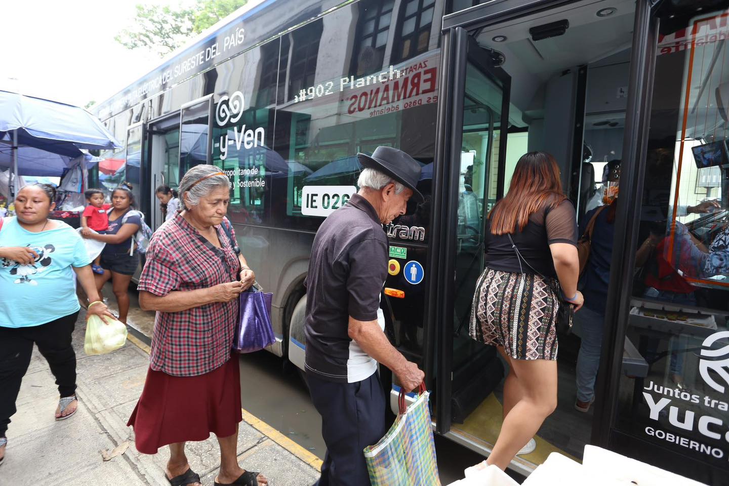 Yucatecos llegan con el Ie-tram a los mercados del Centro de Mérida para realizar sus compras de Día de Muertos