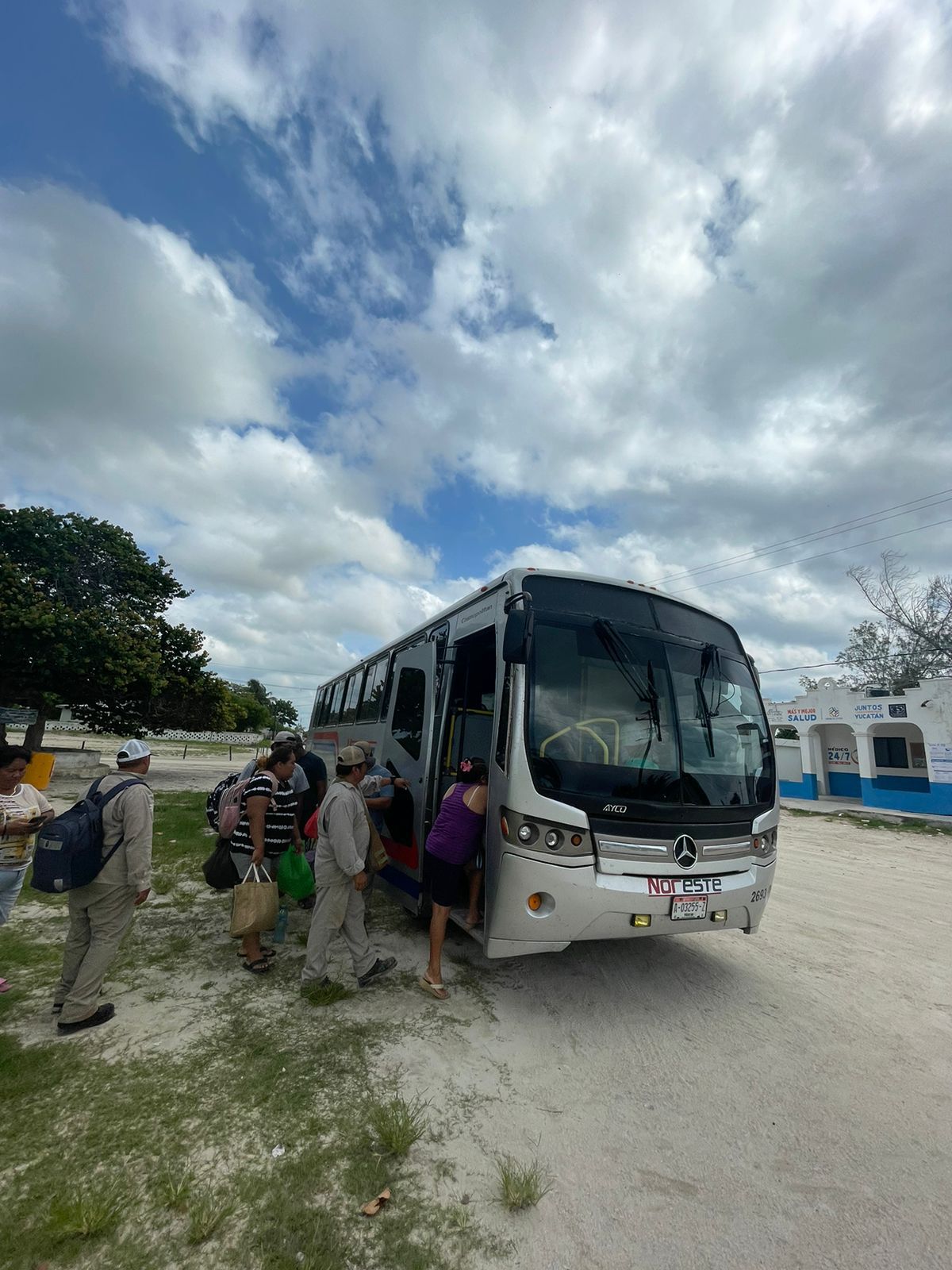 La Agencia de Transporte de Yucatán brinda apoyo en los traslados de la población vulnerable previo a la llegada del huracán Milton.