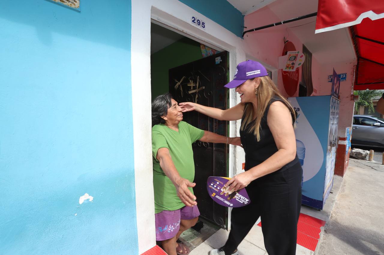 Brigadas del Ayuntamiento recorren las 47 comisarías con la campaña «En Mérida tienes una aliada».