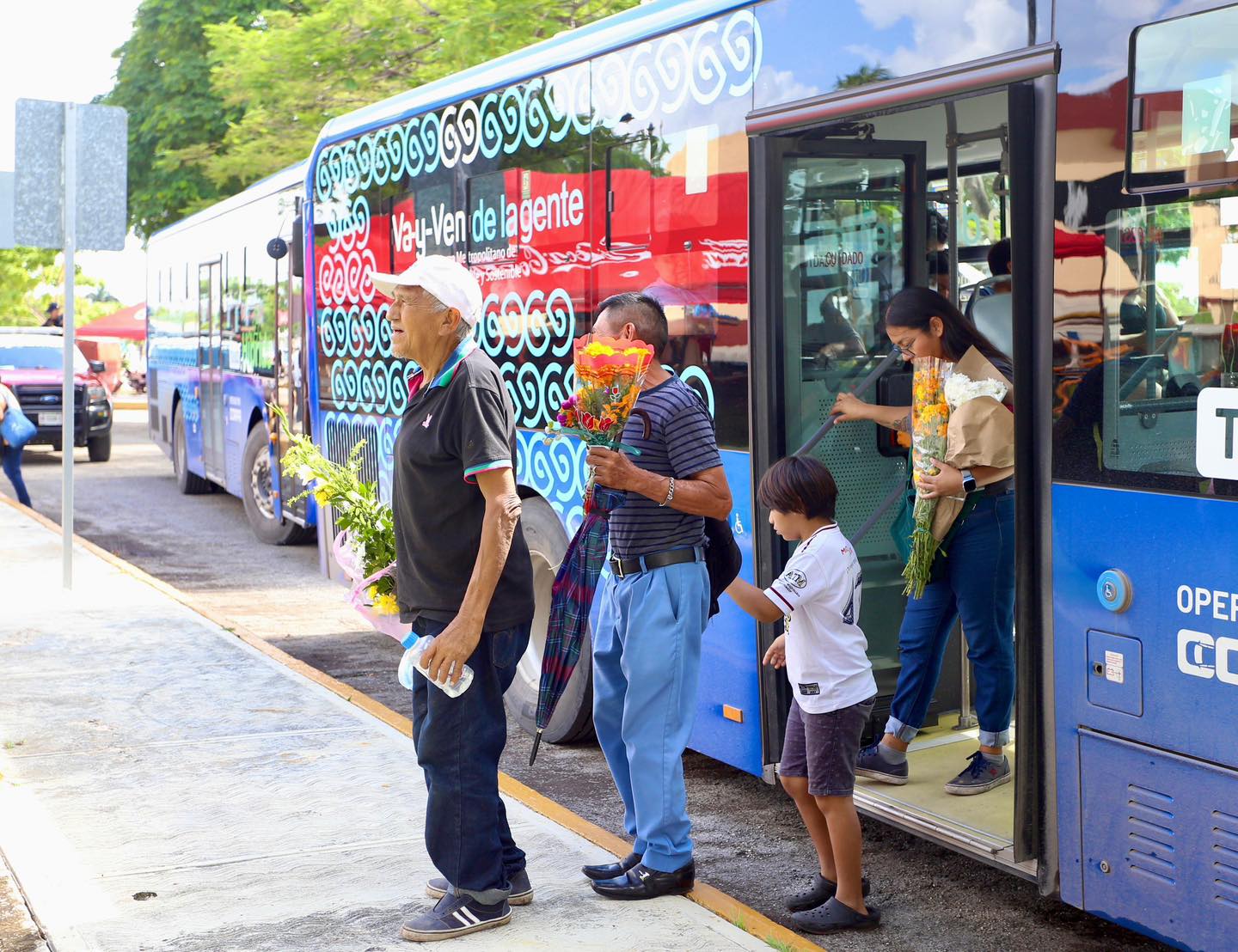 Con las Rutas del Sistema de Transporte Va y Ven, yucatecos visitan a sus fieles difuntos en el Panteón Xoclán