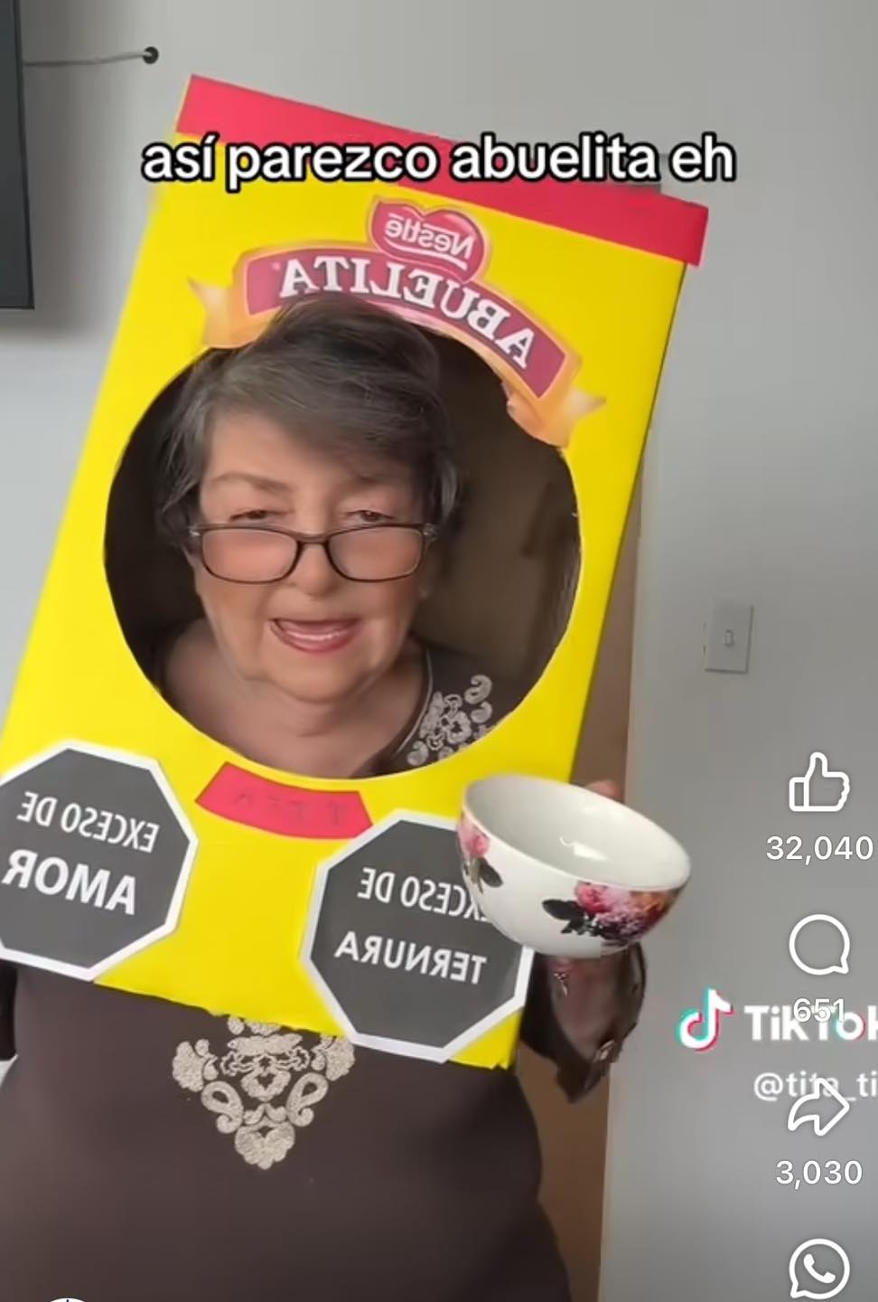Abuelita se vuelve viral en redes con su creativo disfraz para Halloween.