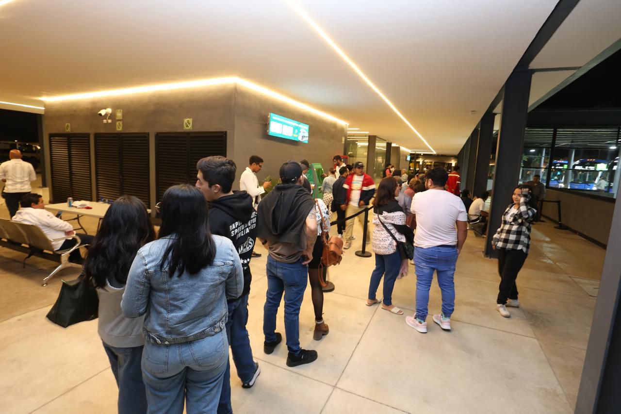 Yucatecos disfrutan de las nuevas unidades articuladas del Va y Ven para ir a la Feria Internacional Yucatán Xmatkuil 2024.