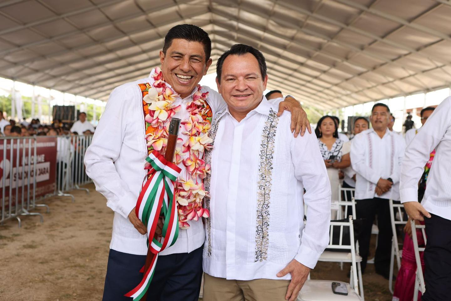 Asiste el Gobernador Joaquín Díaz Mena al segundo informe de Salomón Jara en Oaxaca.