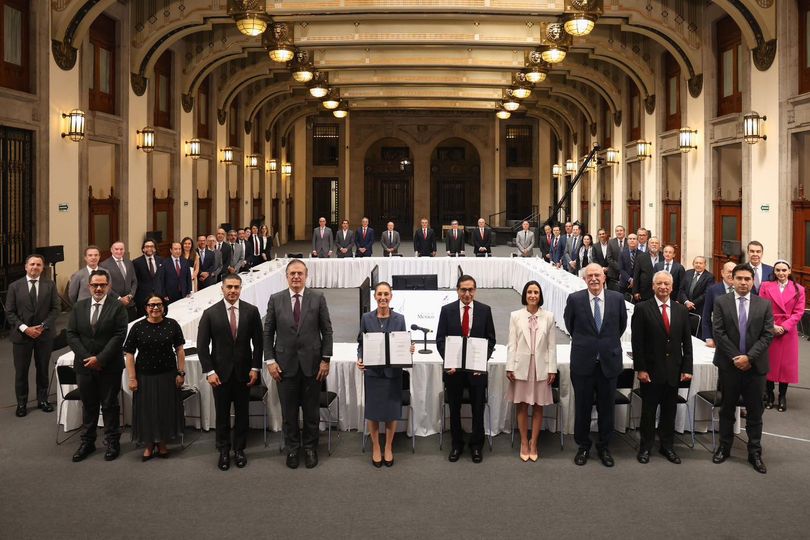 Empresarios y Gobierno firman acuerdo para frenar aumento en precios de la canasta básica.