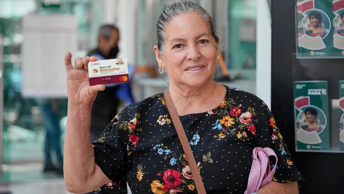 ¿A qué apellidos les pagan hoy 15 de noviembre la Pensión Bienestar?