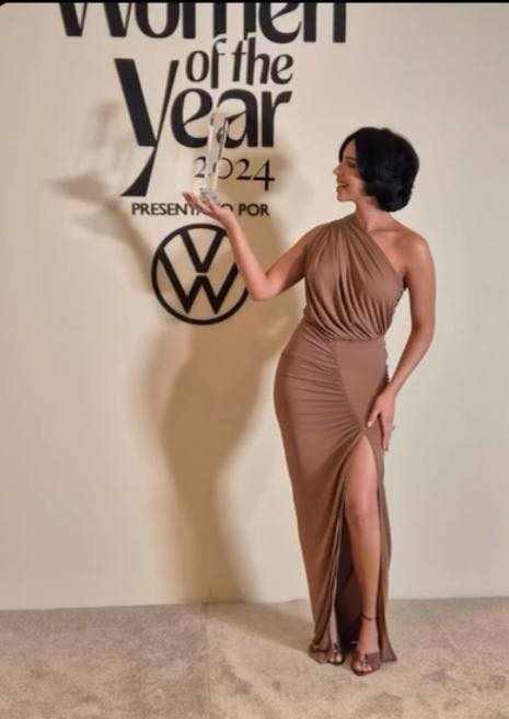 Pese a polémicas, Ángela Aguilar recibió premio como ‘Mujer del Año’ de la revista Glamour.