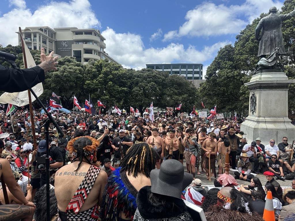 Decenas de miles de maoríes protestan por sus derechos frente al Parlamento neozelandés.