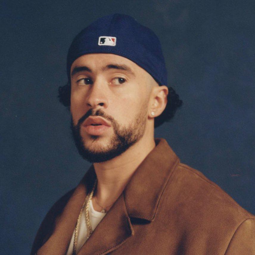 Bad Bunny regresa a la música con «El Club» y sorprende a sus fans.
