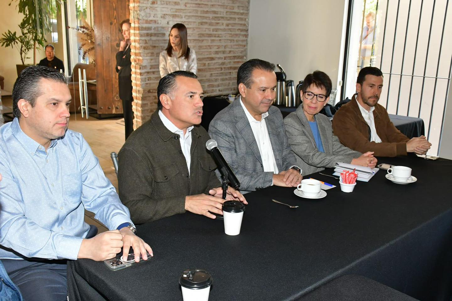 Renán Barrera comparte en Hermosillo el éxito del Corredor Turístico Gastronómico de la Calle 47 en Mérida.
