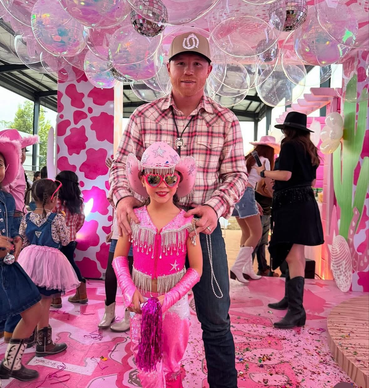 Saúl Canelo Álvarez, festeja el cumpleaños de su hija a lo grande.