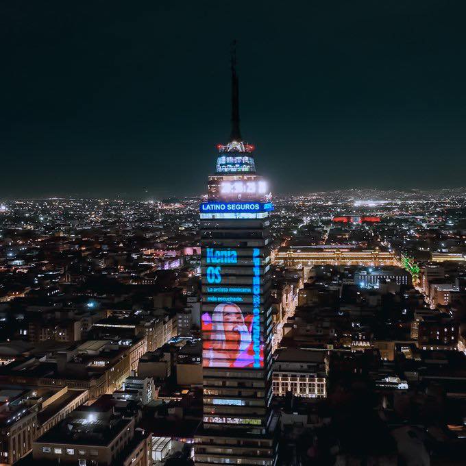 Peso Pluma y Kenia Os en la Torre Latinoamericana de la CDMX