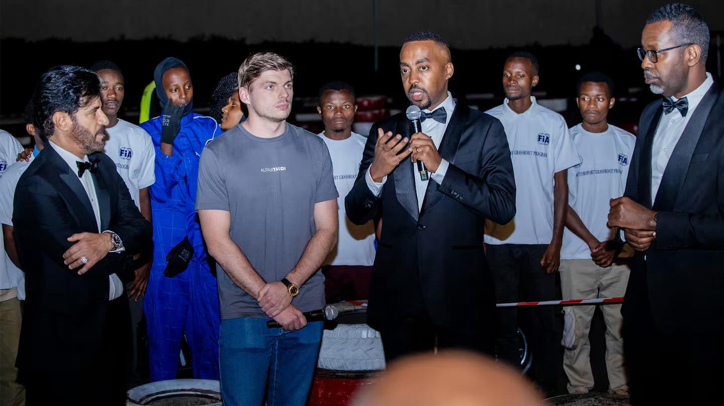 El cuatro veces campeón de la Fórmula 1, Max Verstappen, cumplió con la sanción impuesta por su lenguaje inapropiado.