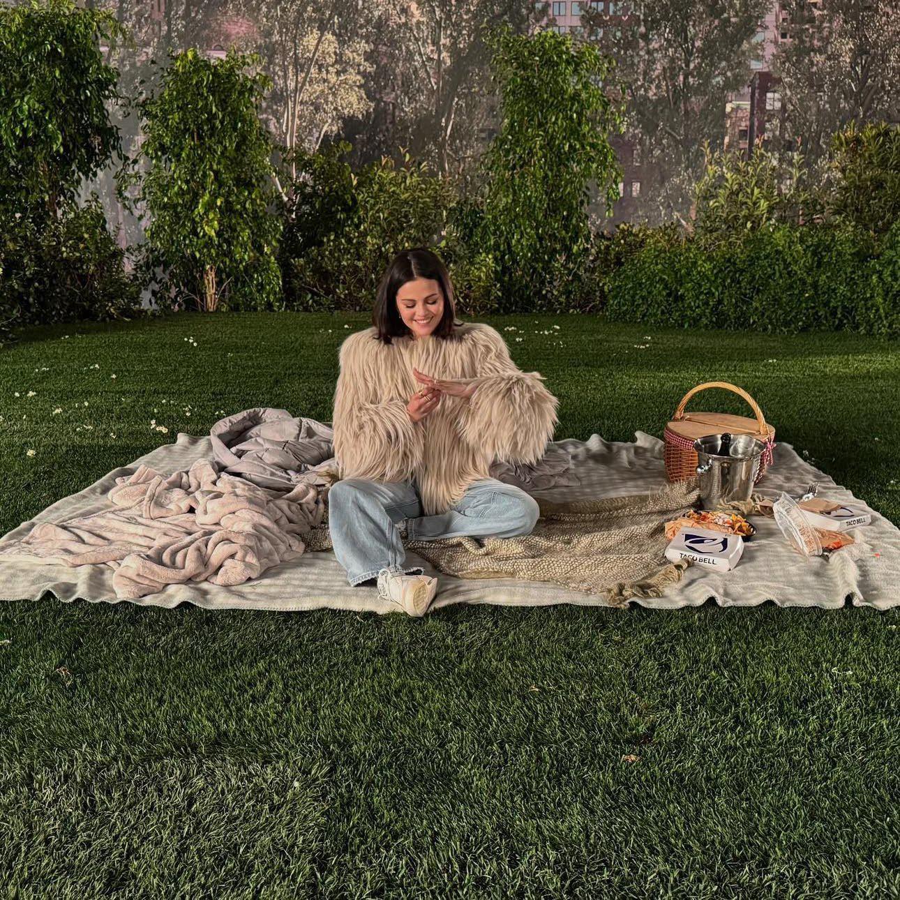 Selena Gomez anuncia que ella y Benny Blanco están comprometidos.