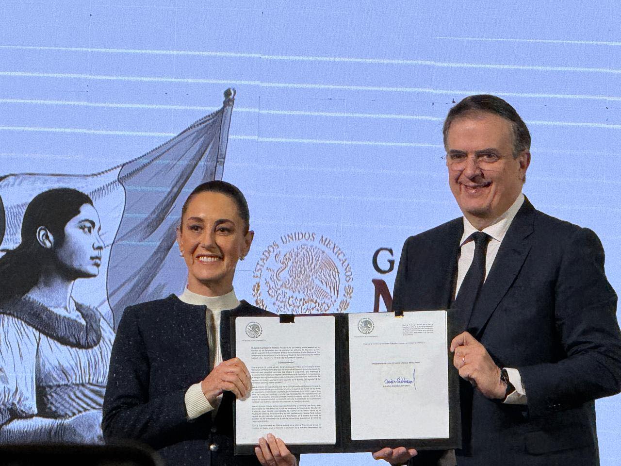 La presidenta Claudia Sheinbaum;firma decreto para alza de aranceles a algunas mercancías con la intención de proteger la industria textil.