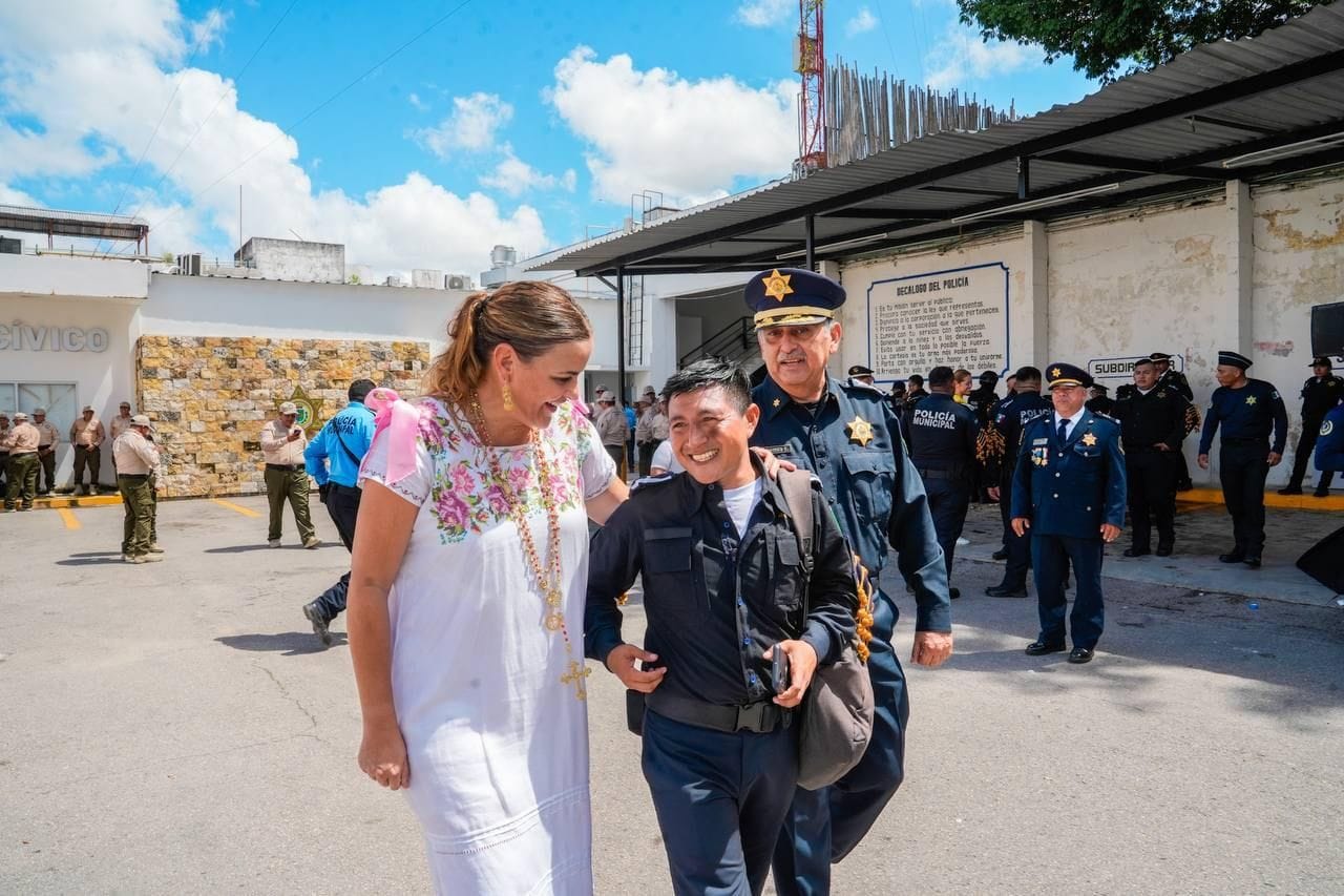 Se prepara el Ayuntamiento de Mérida para las fiestas de fin de año.
