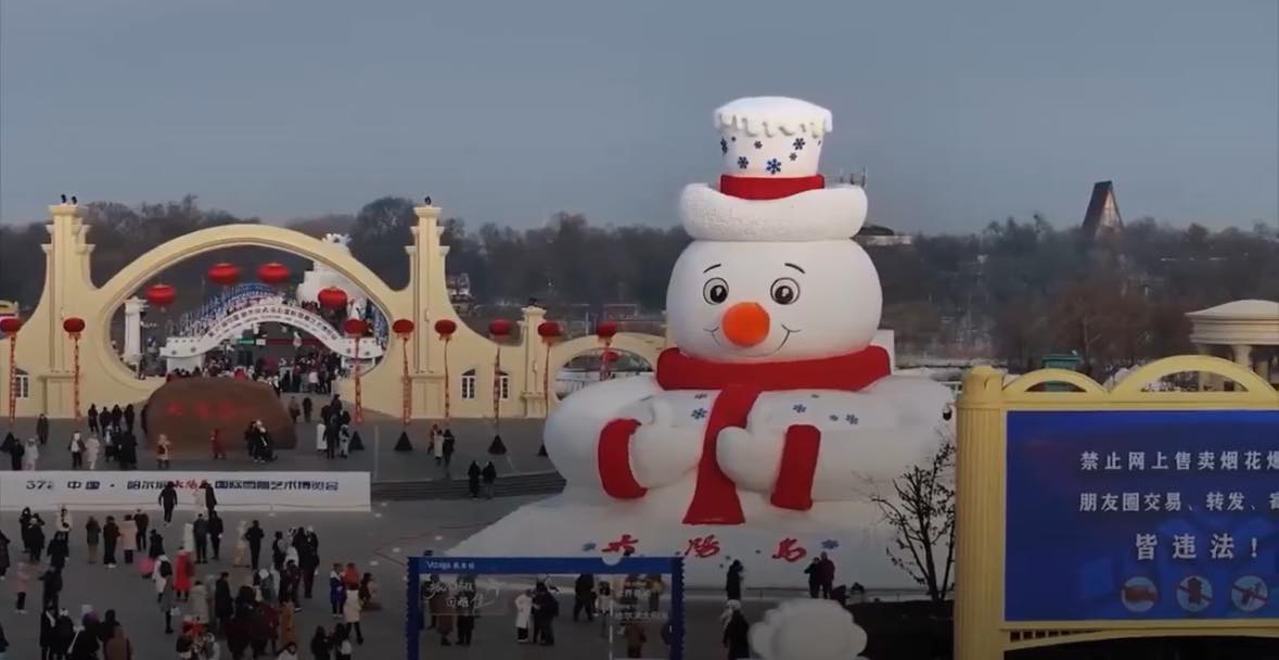 Esculturas gigantes de nieve atraen a cientos de turistas en China.