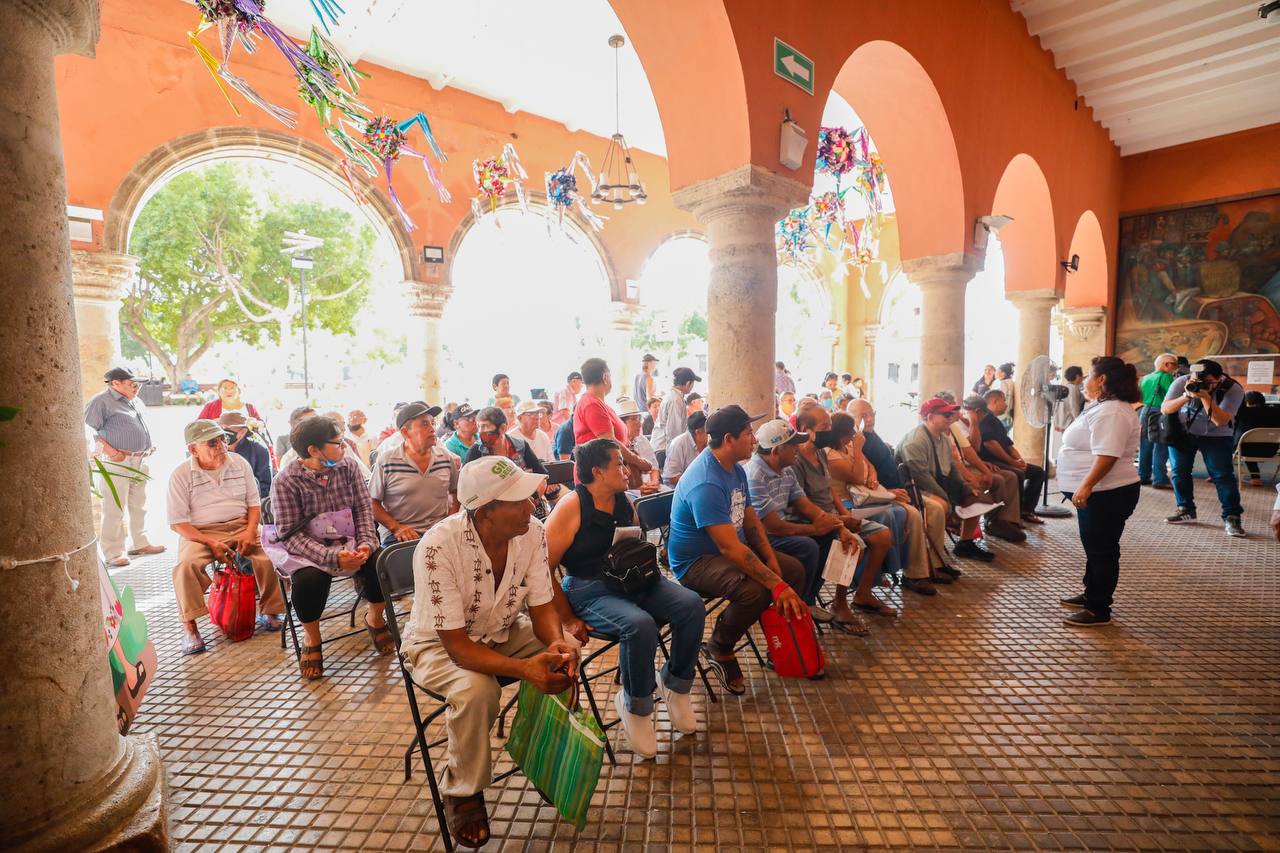 Meridanas y meridanos comprometidos forman largas filas para pagar el predial 2025.