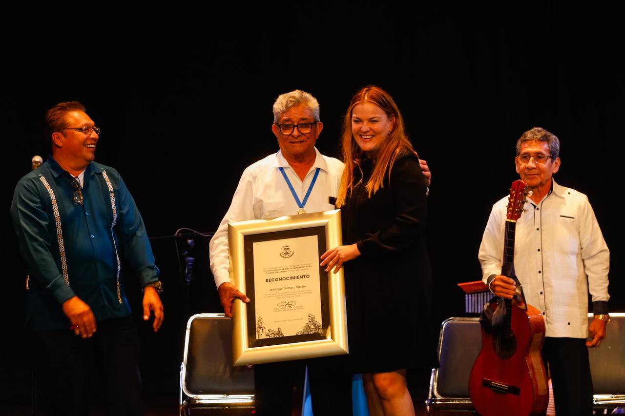 Cecilia Patrón reconoce a los decanos de la trova en el marco del Mérida Fest. 