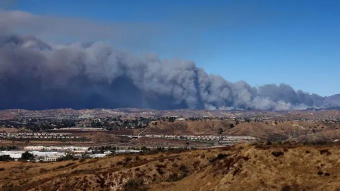 Nuevo incendio en Los Ángeles: ordenan evacuación obligatoria en el norte del condado