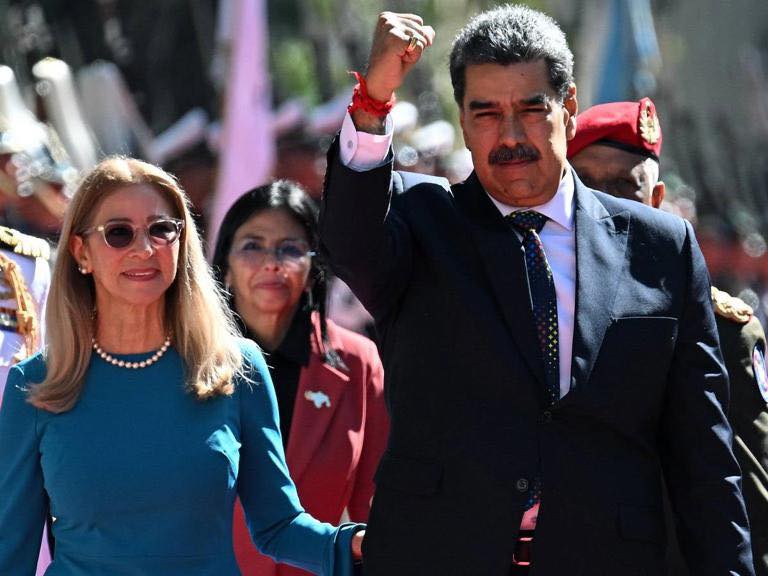 Maduro jura para un tercer mandato como presidente de Venezuela.
