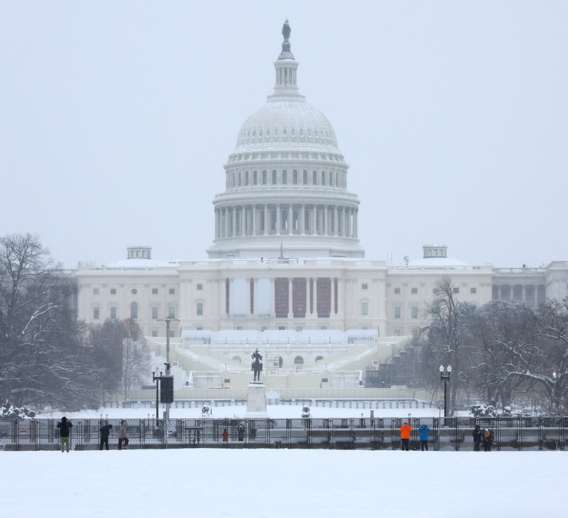 Fuerte tormenta invernal cubrió el Capitolio y la Casa Blanca