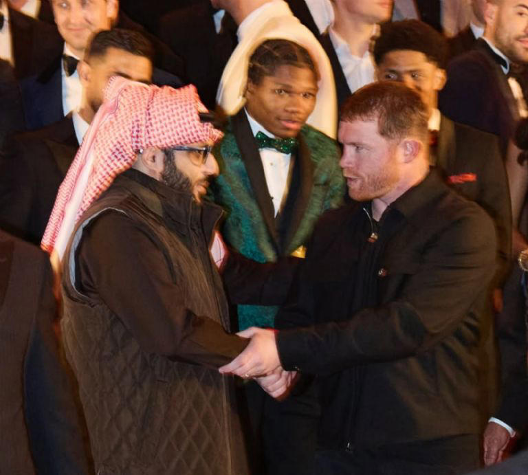 Canelo anuncia firma de contrato con Riyadh Season y su primera exhibición en Arabia Saudita.