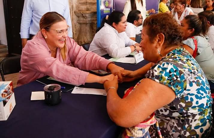Atiende Cecilia Patrón a la comunidad meridana a las puertas de Palacio Municipal.