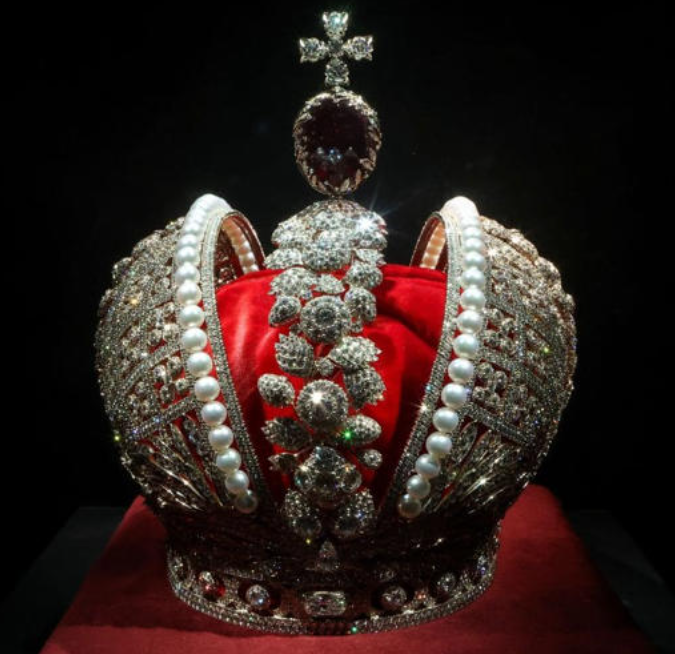 Corona imperial rusa, la más bonita del mundo: una joya con diamantes y perlas.
