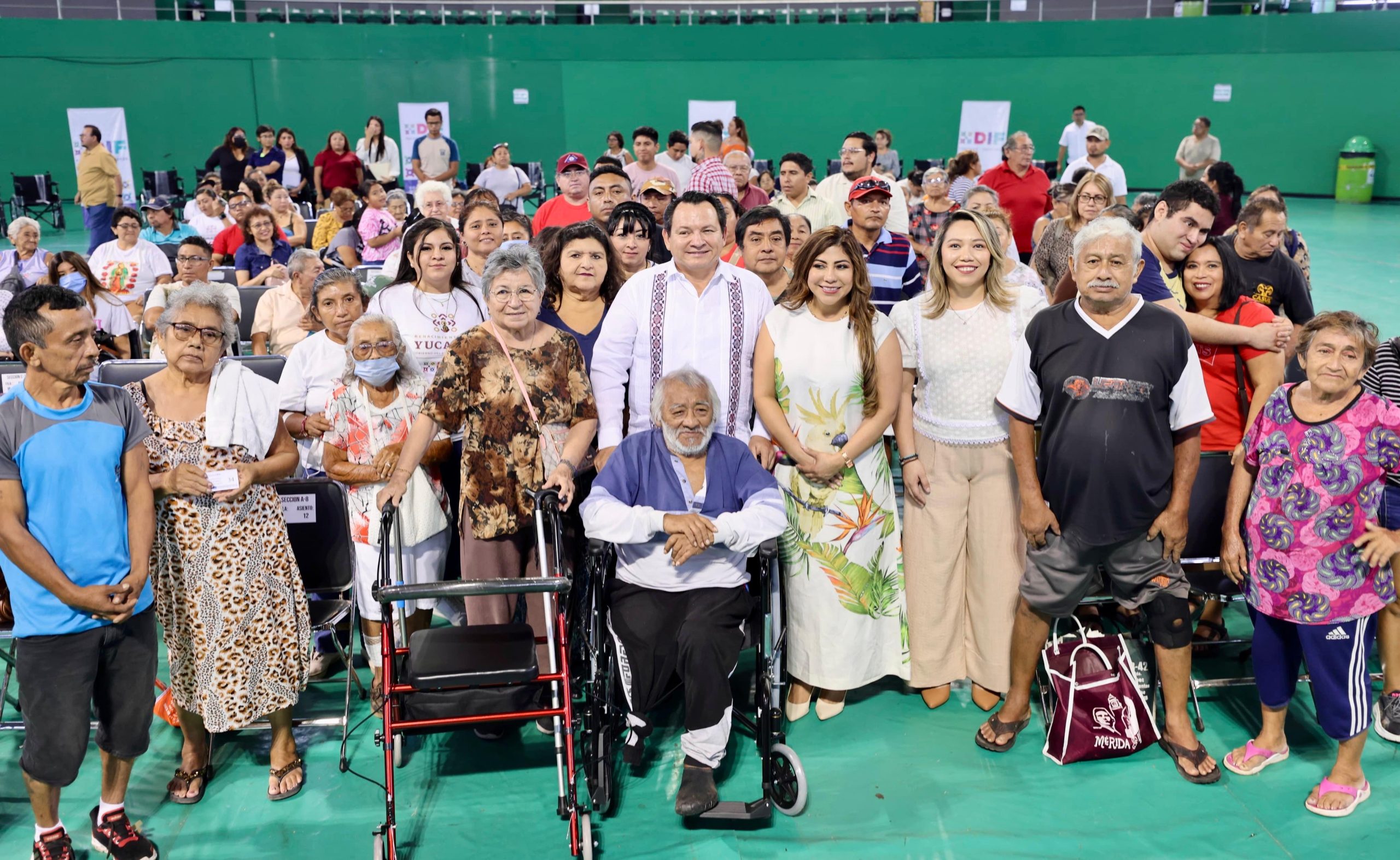 Entregan DIF Yucatán 70 aparatos funcionales para movilidad.