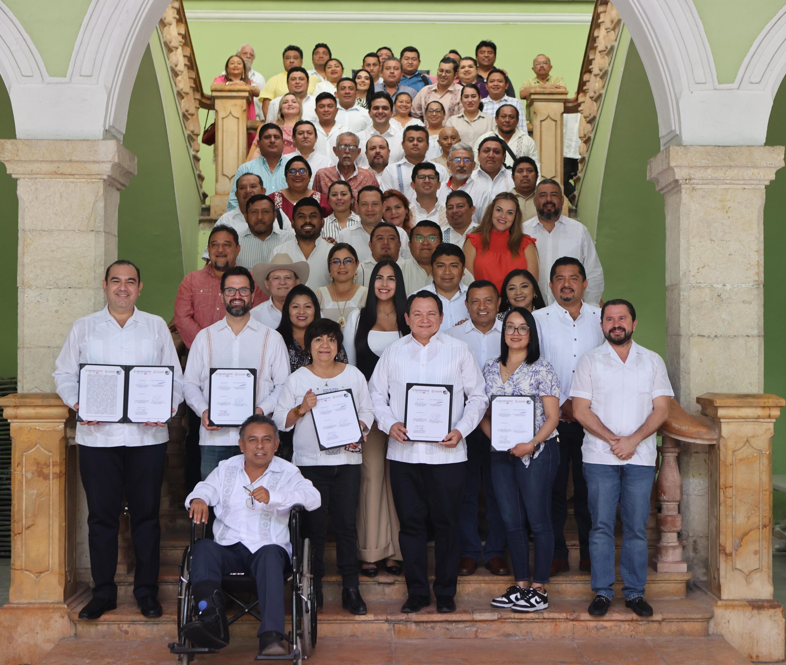 Firman convenio para garantizar viviendas dignas para las familias de Yucatán.