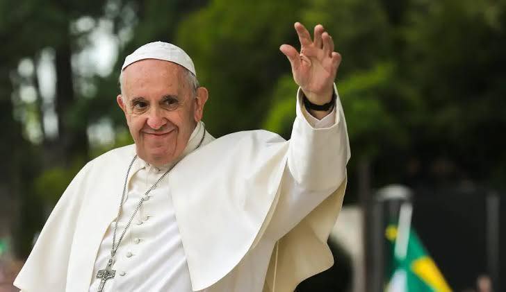 Papa Francisco permanece establece