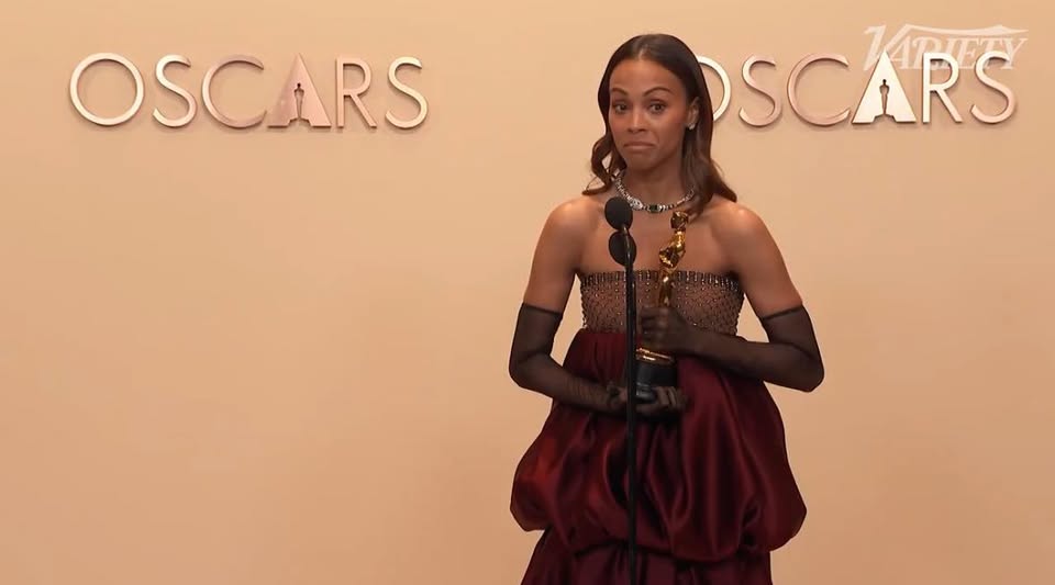 Zoe Saldaña se pronuncia ante críticas de ‘Emilia Pérez’: “para mí, el corazón de esta película no era México”