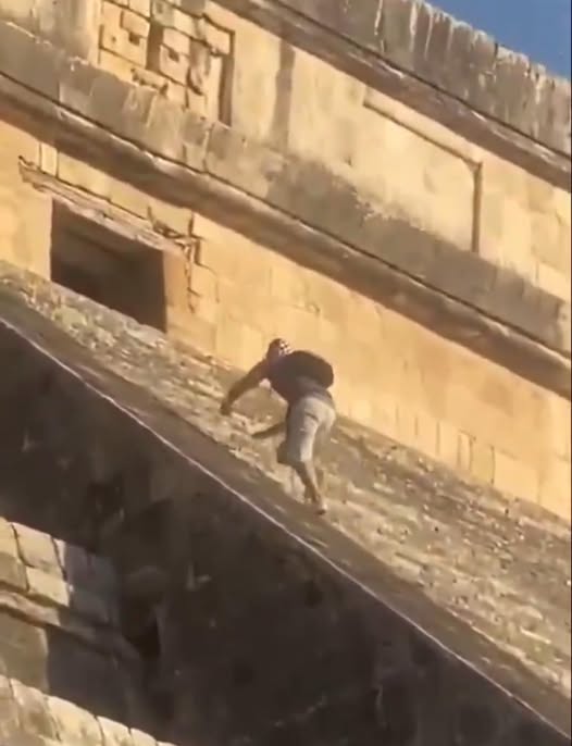 Turista sube la pirámide de Chichén Itzá