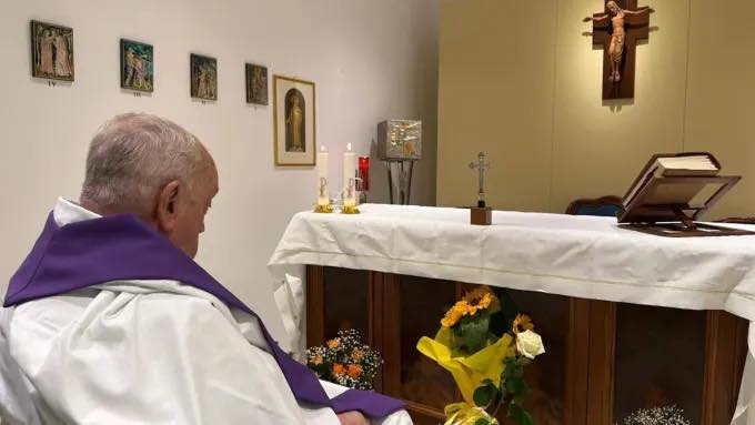 El papa Francisco, celebró la misa en la capilla del hospital Gemelli de Roma.