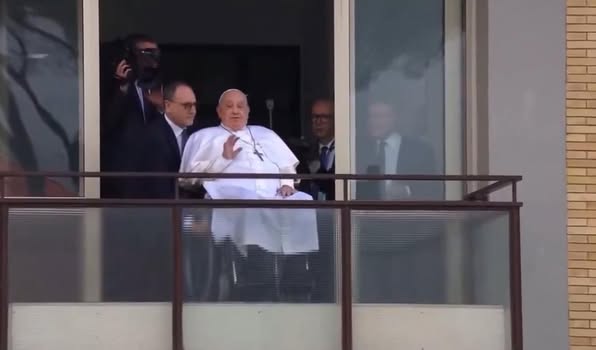 El Papa Francisco reaparece en público tras estar 37 días ingresado en el hospital Gemelli