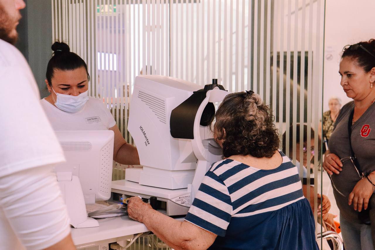 Mejorando vidas con cirugías gratuitas de cataratas en Mérida.