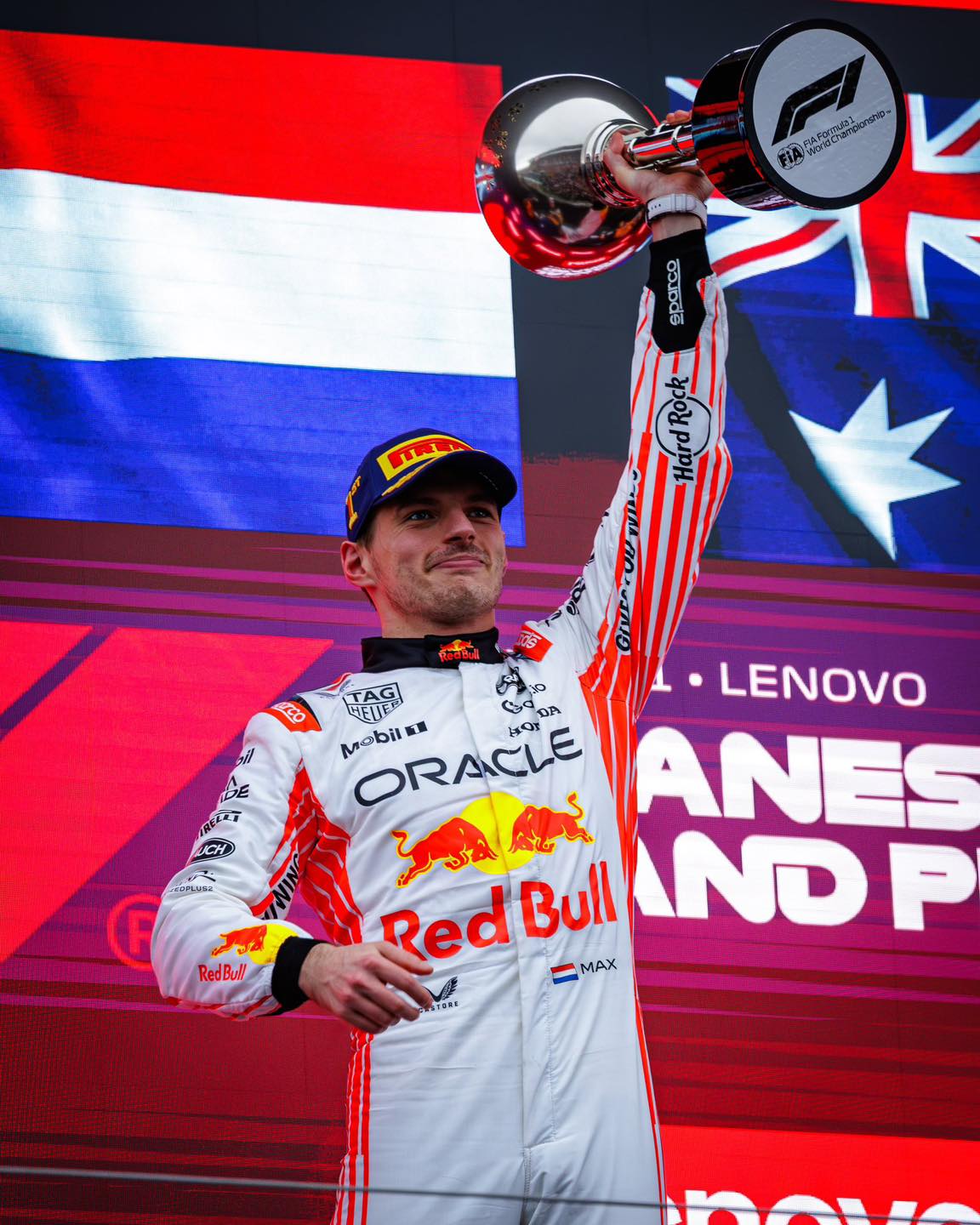 Max Verstappen celebra su victoria en Japón con un tributo a Checo Pérez