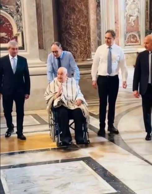 El Papa Francisco visitó la Basílica de San Pedro y se le vio sin su vestimenta papal.