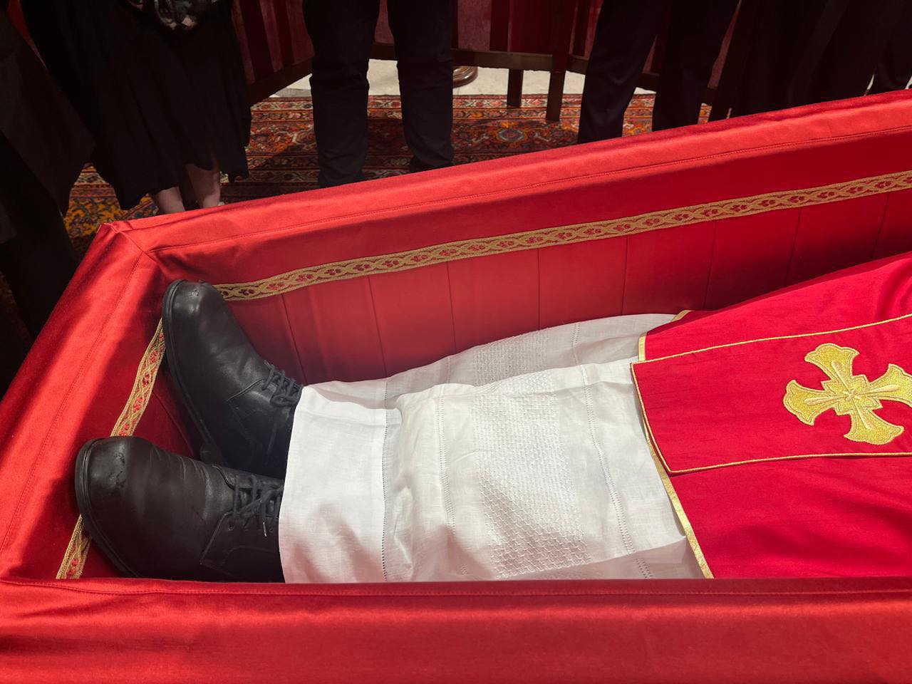 Papa Francisco es enterrado con sus zapatos de siempre