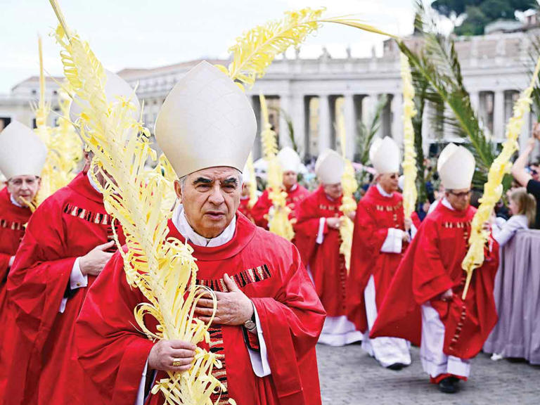 El cardenal italiano Angelo Becciu insiste en que tiene derecho a votar en el cónclave para elegir al nuevo Papa.