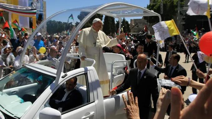 El papamóvil del papa Francisco se convertirá en una clínica de salud para niños de Gaza.