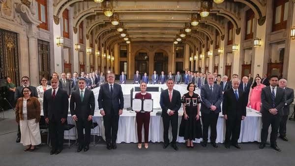 Sheinbaum firma acuerdo para que 24 productos de la canasta básica no suban sus precios.