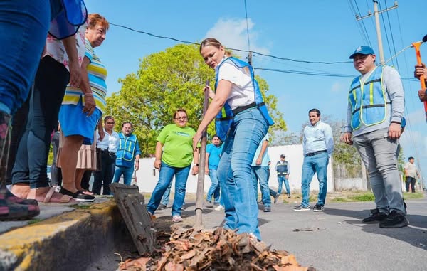 Cecilia Patrón arranca operativo de limpieza de rejillas en el sur de Mérida.