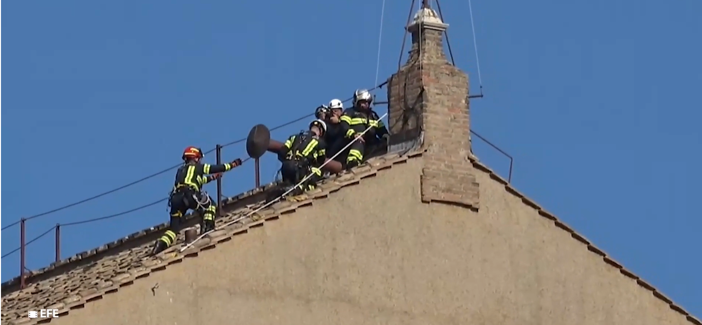 La chimenea ya fue instalada sobre la Capilla Sixtina.