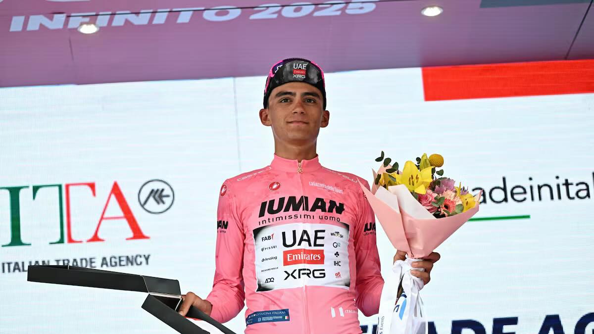 Isaac del Toro mantiene el liderato del Giro de Italia