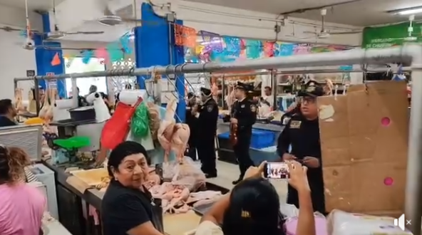 “Un Día de las Madres inolvidable: policías y mariachis llenan de alegría el mercado de Chuburná”